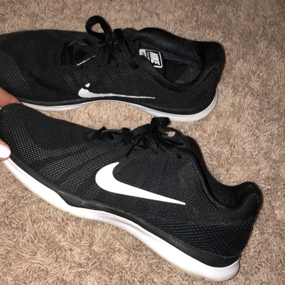 Black nike tennis shoes